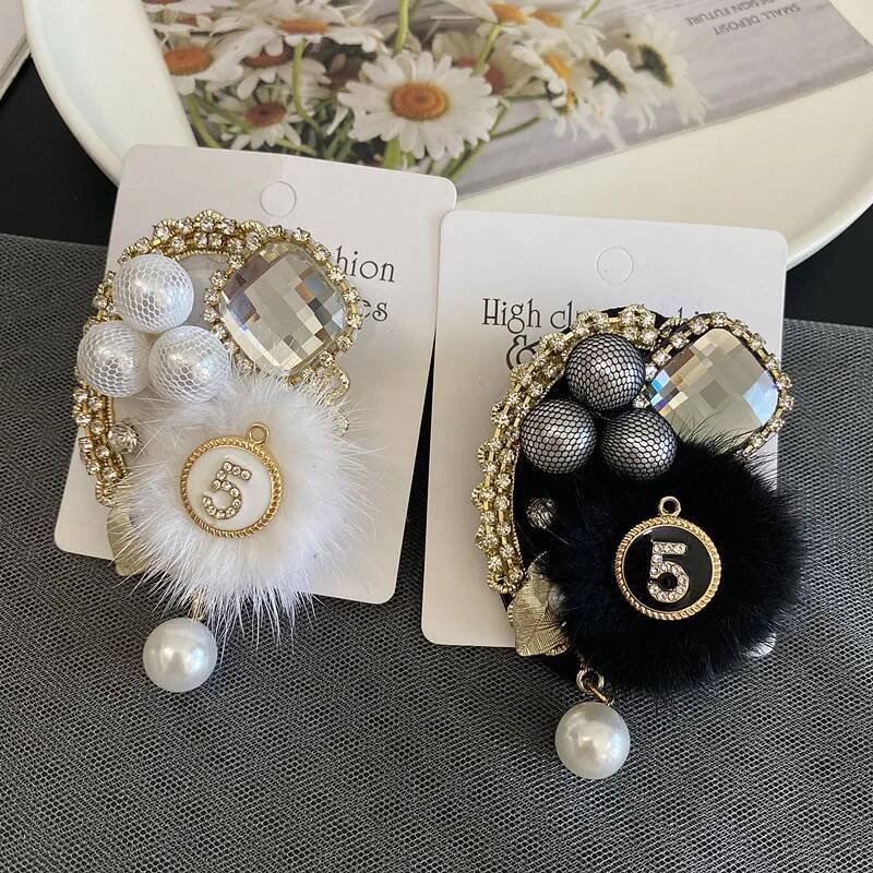 Vintage brooch accessory with pearl rhinestone mink fur badge pin buckle autumn and winter clothing corsage