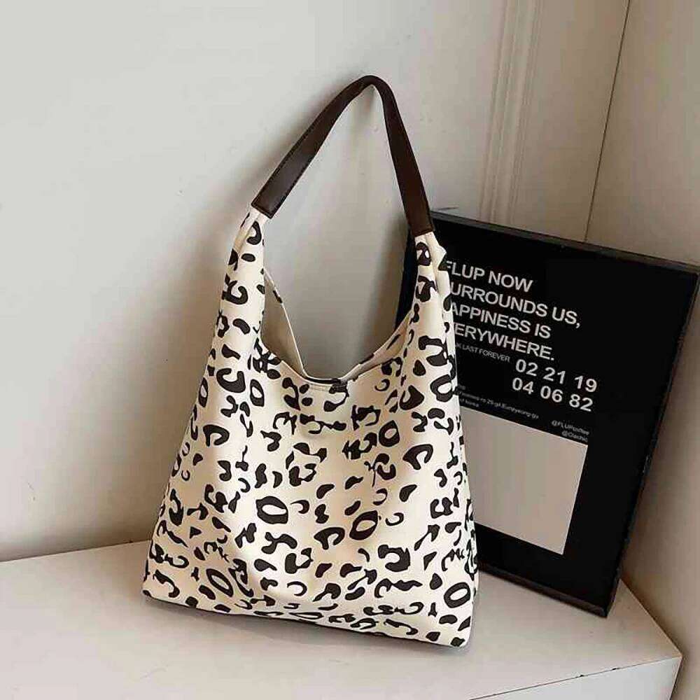 Designer Luxury Large Capacity Casual Canvas Totes For Women Leopard Print Fashion Shoulder Bags Versatile Outdoors Commuting Underarm Bag