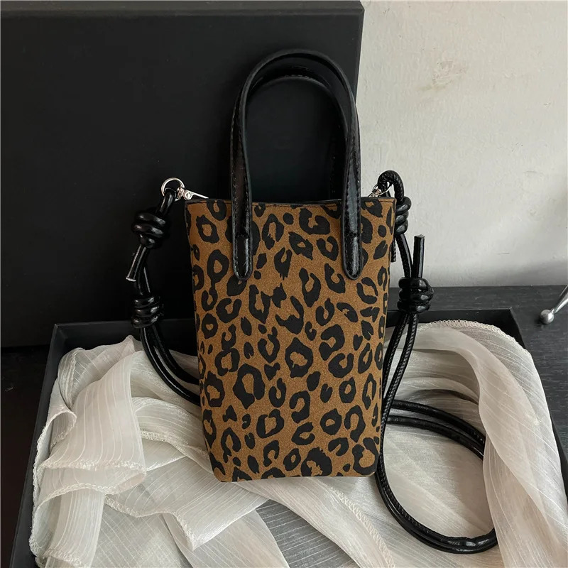 Retro Niche Leopard Print Bag Womens Autumn and Winter Versatile Messenger Bag Super Fire Suede Mobile Phone Small Square Bag 251027