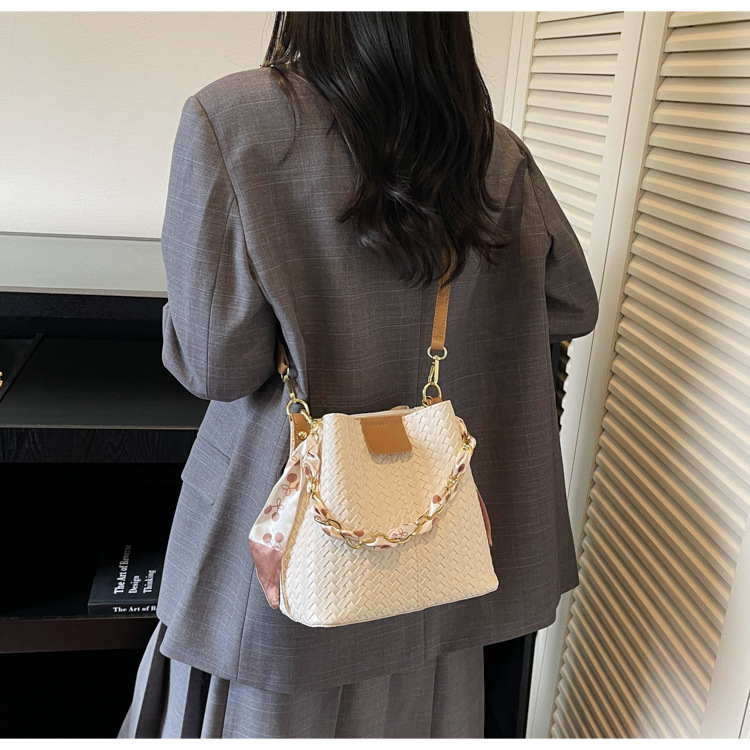 Korean style trendy fashion handbag winter new item niche design woven texture bucket bag retro women's shoulder bag luxury designer bag