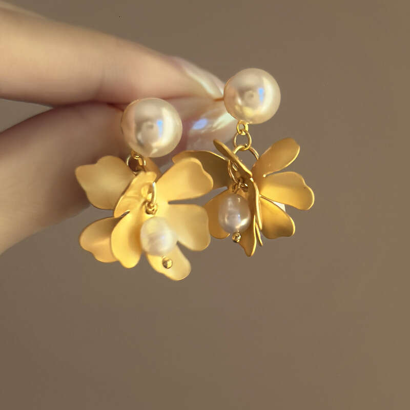 Sier Needle French Style gold Flower Freshwater Pearl Elegant Fashionable Temperament Light High-end Feel Earrings for Women