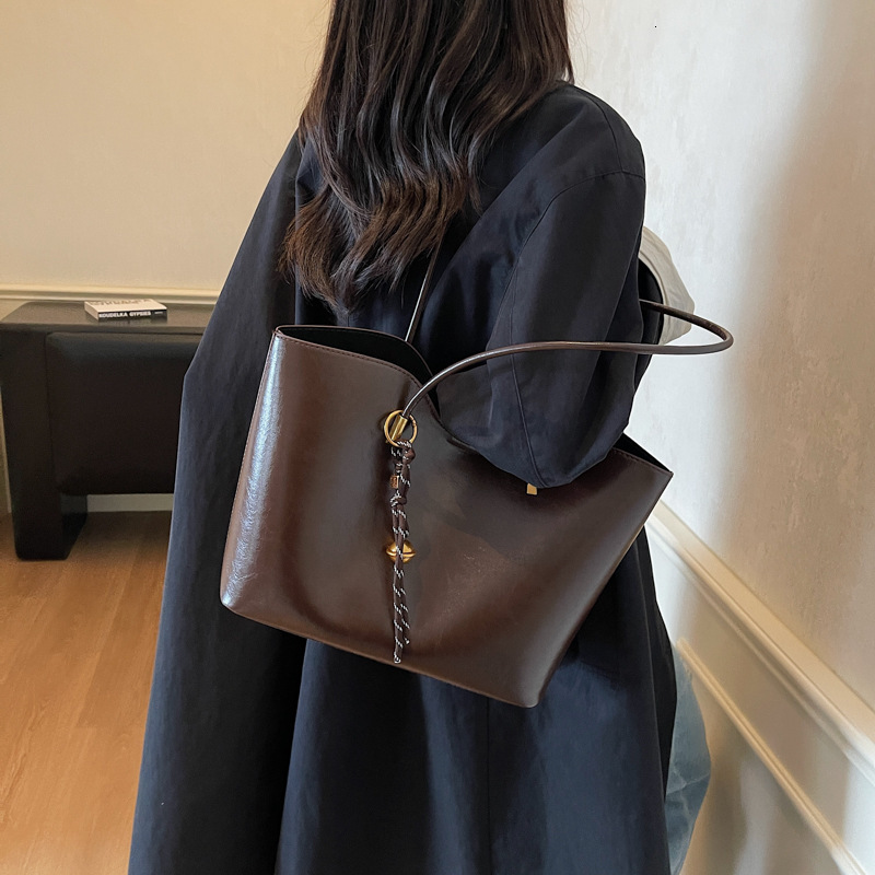 Free shipping designer bag Tote Bag New Large Capacity Versatile Shoulder Bag for Women Niche High-End Trendy Commuter Bag