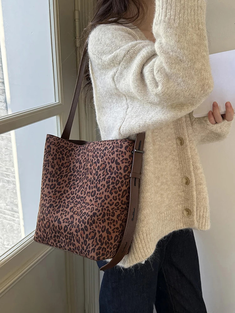 AutumnWinter Retro Suedette Crossbody Bag Large Capacity Shoulder Fashion Daily Womens 251014