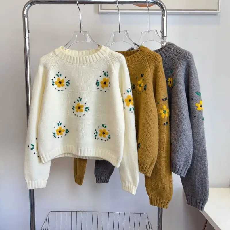 Korean style embroidered knitted sweater womens autumn and winter new round neck pullover with thick velvet short floral topT251027
