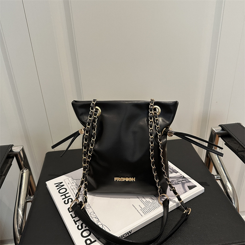 Winter new fashionable and elegant niche design handbag, matte suede retro luxury style women's shoulder bag, trendy designer bag