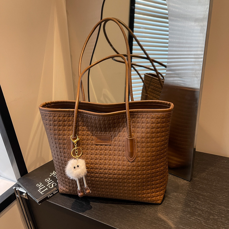 Free shipping designer bag Casual Commuting Bag for Women Large Capacity New Spring Summer Versatile Shoulder Bag Fashionable Tote Bag