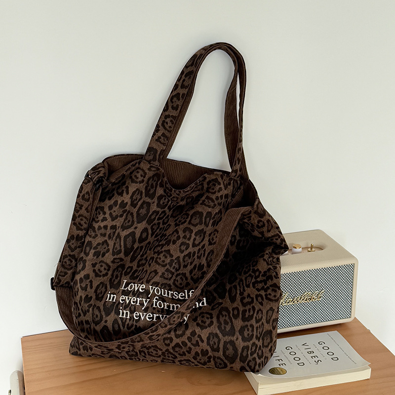 Designer leopard print handbag, high-end large capacity armpit bag, autumn and winter new fashionable and cute women's commuting bag