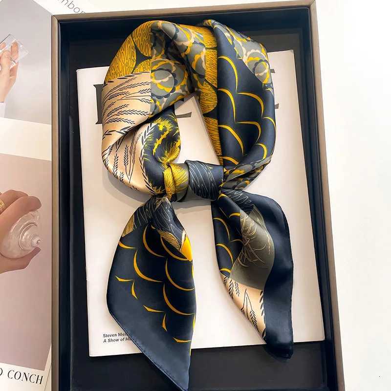 Cute Cat Print Silk Square Scarf Wen Luxury Design 7070cm Soft Satin Haiand Neckerchi Off Hijab band Foard GiftW251027