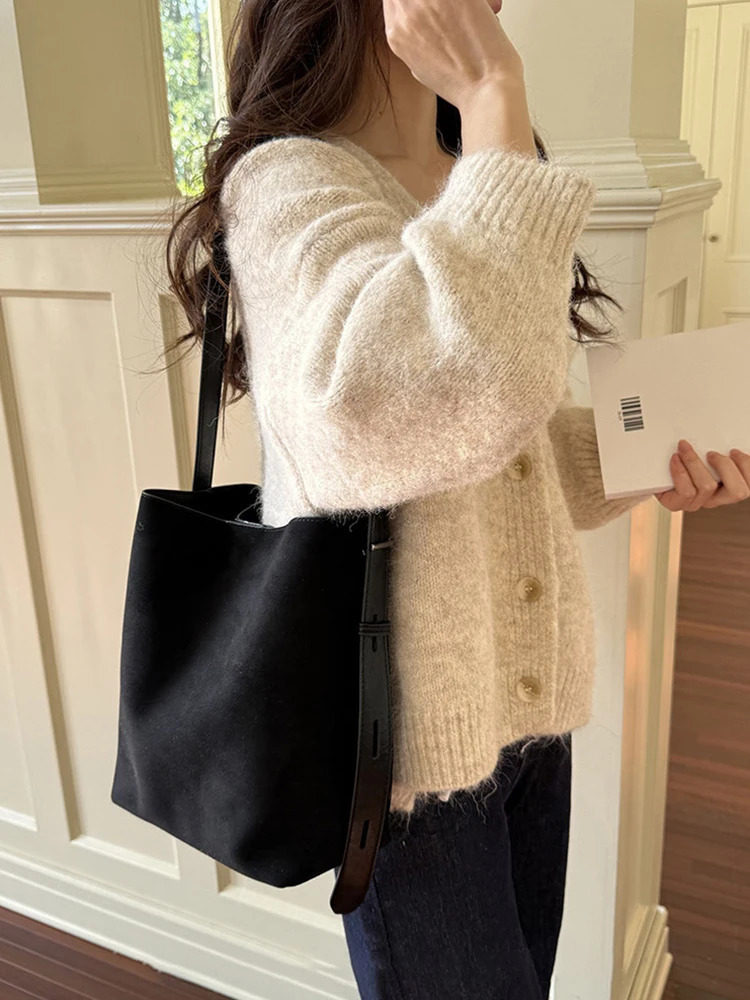 AutumnWinter Retro Suedette Crossbody Bag Large Capacity Shoulder Fashion Daily Womens 251014