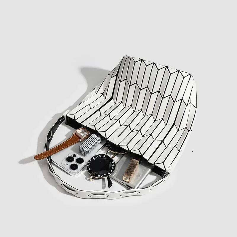 2025 New Trendy Geometric Pattern Bucket Color Block Handbag Shoulder Underarm Bag Vegetable Basket Design PVC Material