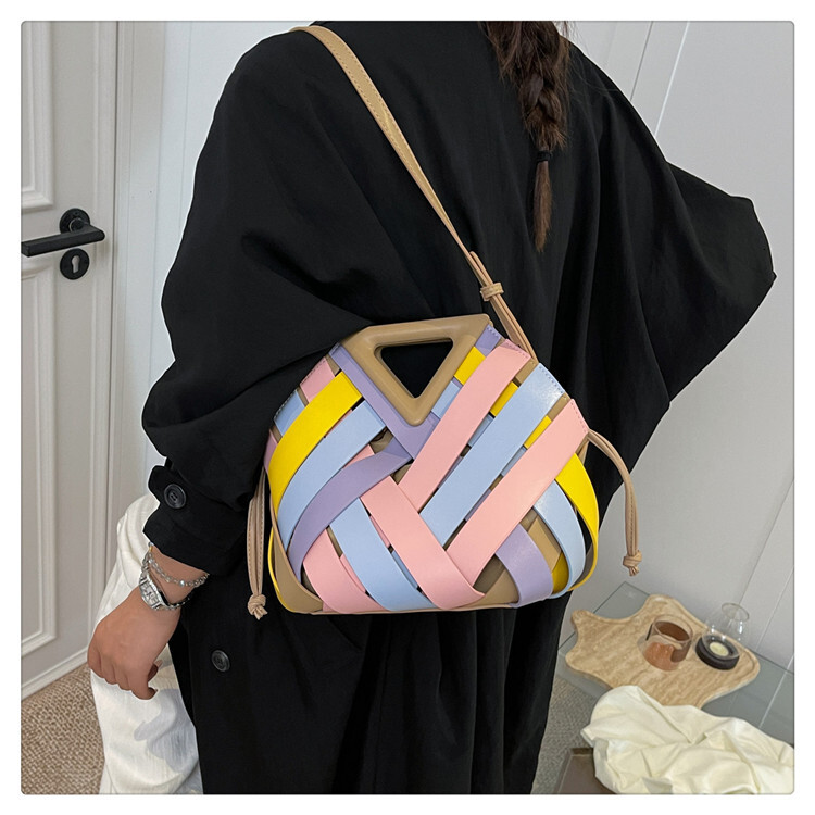 Korean woven design with hollowed out splicing design handbag, winter new fashion trend triangle clip bag, women's shoulder bag, luxury designer 