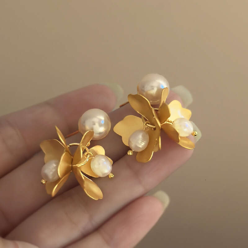 Sier Needle French Style gold Flower Freshwater Pearl Elegant Fashionable Temperament Light High-end Feel Earrings for Women