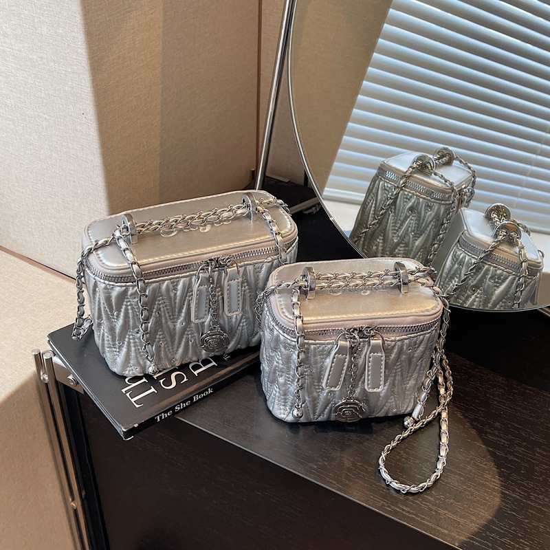 Free shipping designer bag Unique Pleated Embroidery Chain Square Box Bag New Trendy Fashion Versatile Small Square Bag Single Shoulder Crossbody Bag