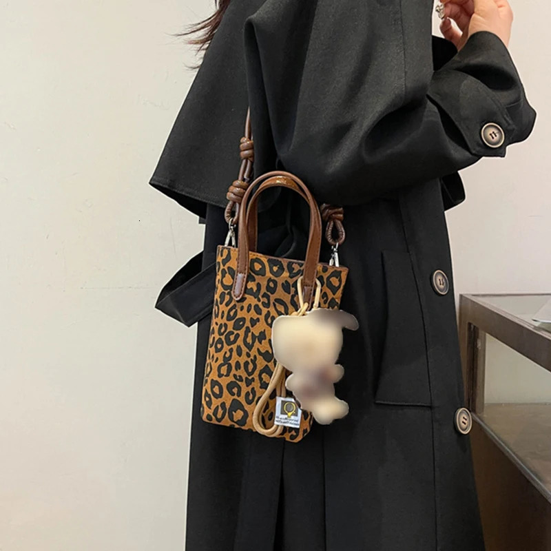 Retro Niche Leopard Print Bag Womens Autumn and Winter Versatile Messenger Bag Super Fire Suede Mobile Phone Small Square Bag 251027