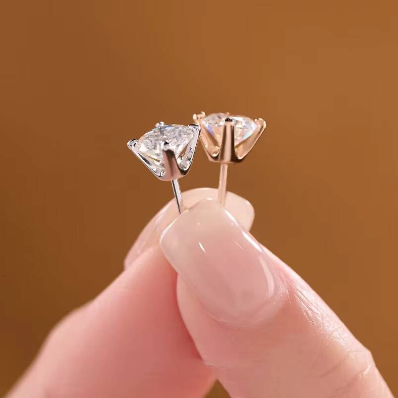 Luxury Jewelry 18K Gold Plated 925 Silver Earrings Cow Head Four Claw Diamond Moissanite Stud Earrings for Women