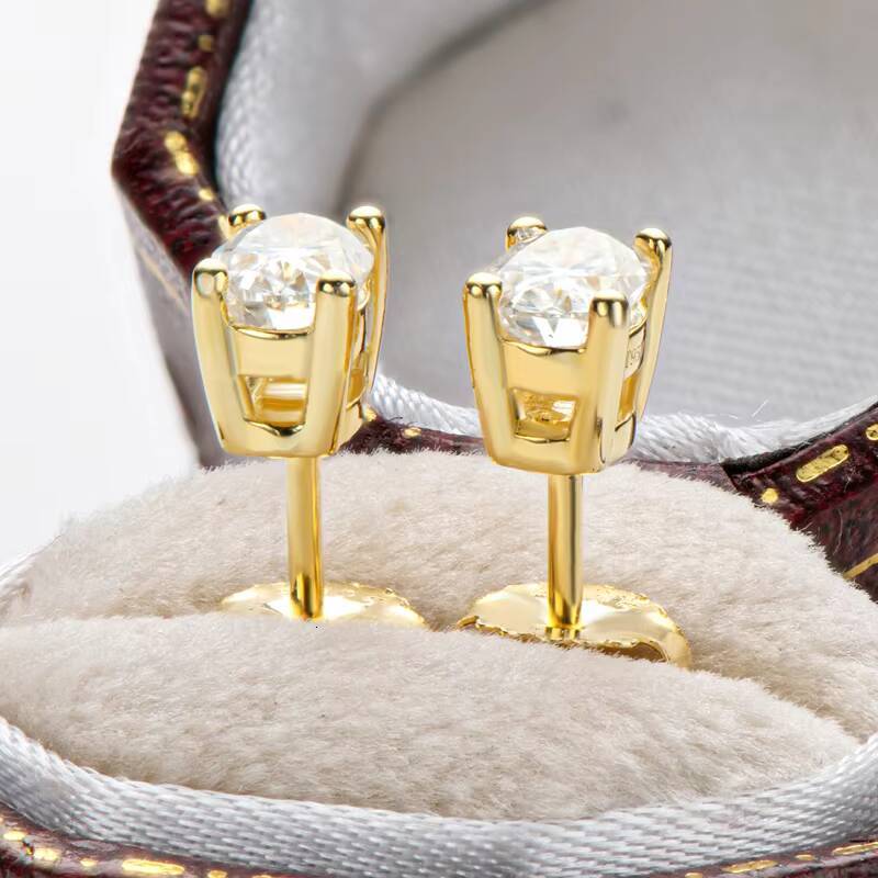 Latest Style New Designed Oval Cut 05ct Moissanite 925 Sterling Silver Stud Earring for Lady