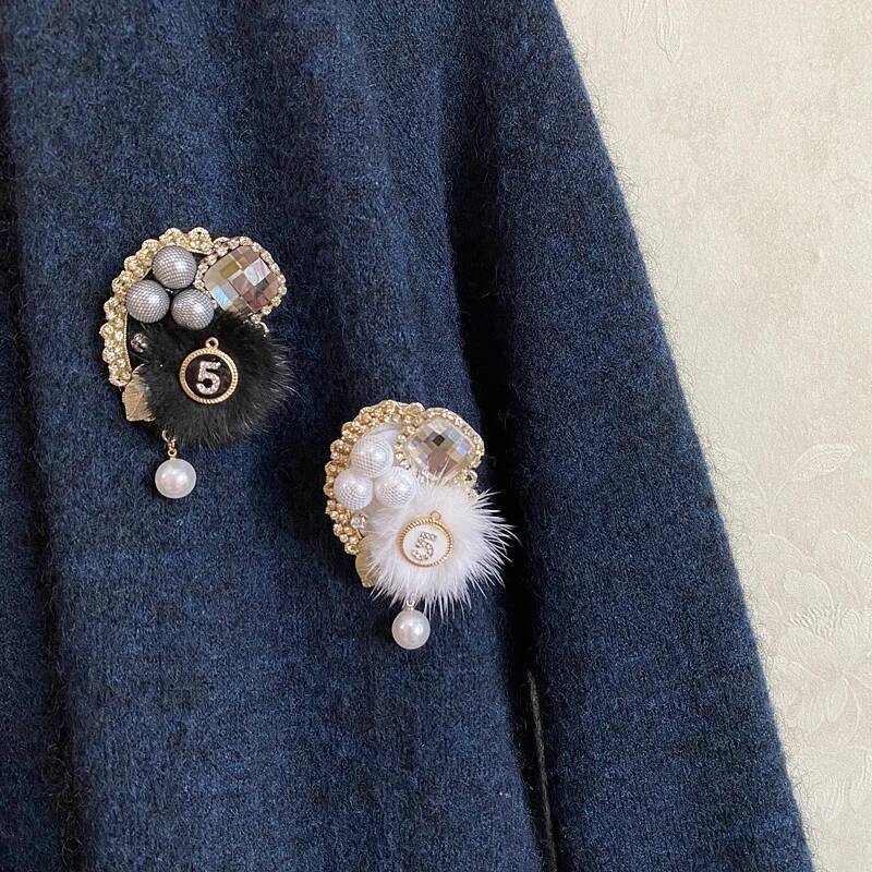 Vintage brooch accessory with pearl rhinestone mink fur badge pin buckle autumn and winter clothing corsage