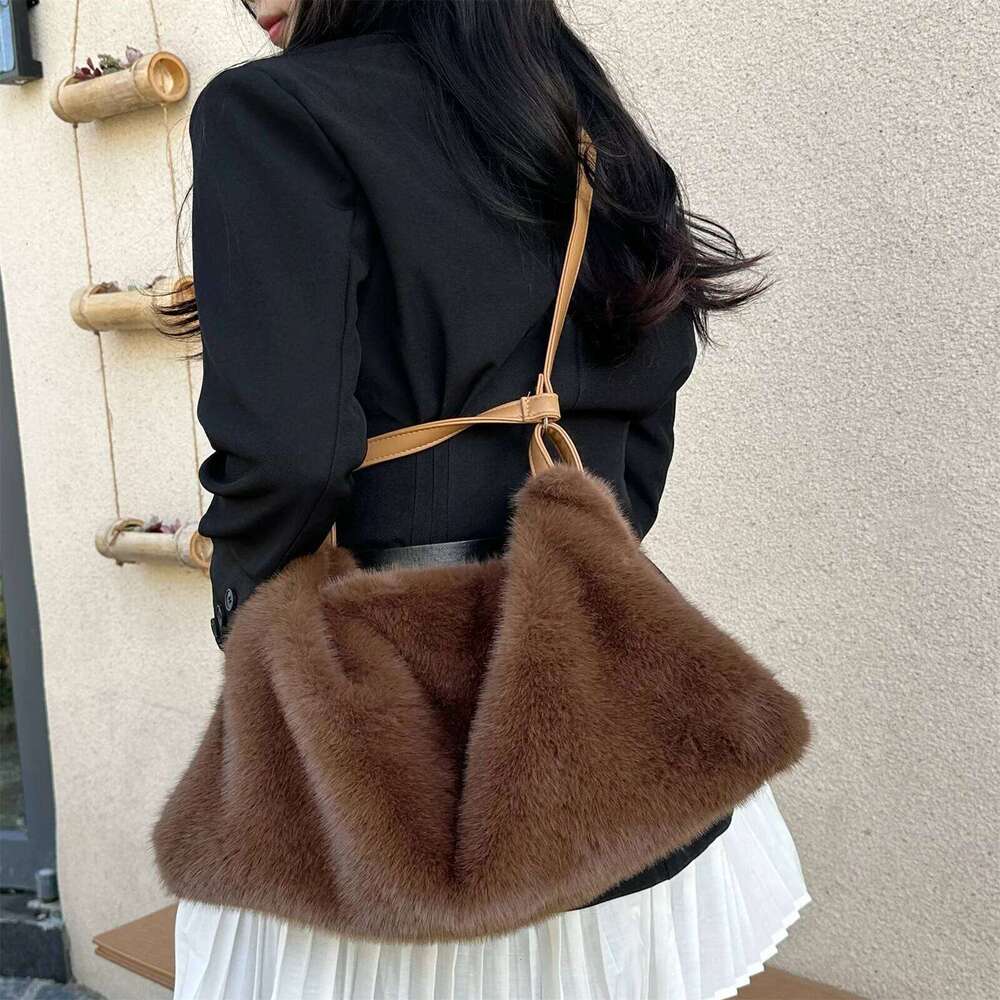 Women's Plush Crossbody Single Shoulder Handbag Large Capacity Casual Autumn Winter Fur Fashionable All-Match Bag
