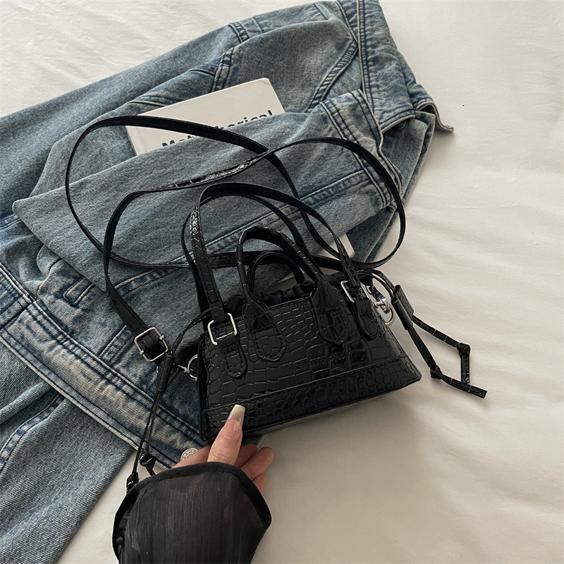 French niche design mini handbag winter new fashion retro texture design trendy women's shoulder bag elegant luxury designer bag