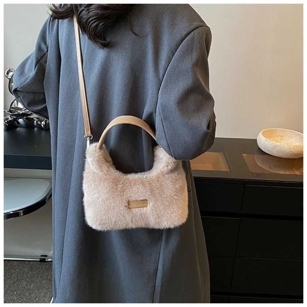Winter New Luxury Faux Fur Ladies Shoulder Bag Soft Fluffy Female Crossbody Bag Solid Color Large Capacity Plush Y251027