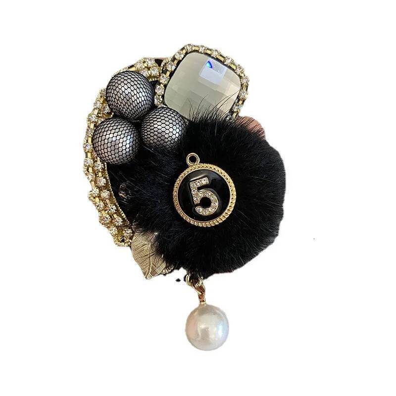 Vintage brooch accessory with pearl rhinestone mink fur badge pin buckle autumn and winter clothing corsage