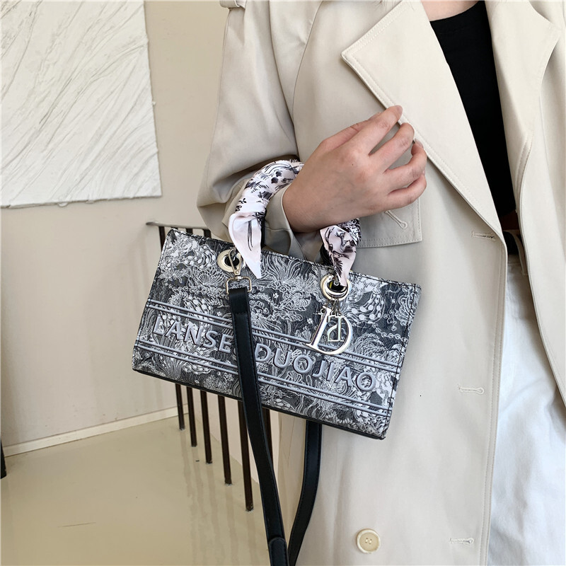 Free shipping designer bag High-end Embroidery Heavy-duty Horizontal Bag for Women New Crossbody Bag Fashionable Versatile Handbag