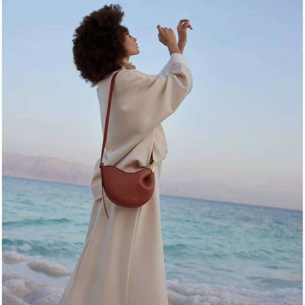 2025 New Pea-Shaped Tote Soft Leather Premium Commuter Shoulder & Handheld Dual Use Minimalist Pleated Design Bag