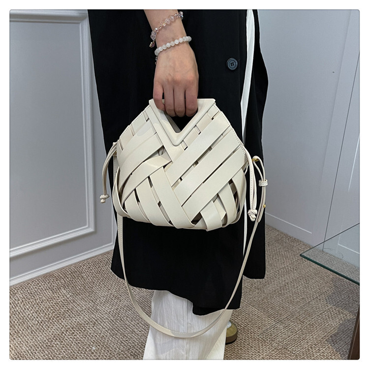 Korean woven design with hollowed out splicing design handbag, winter new fashion trend triangle clip bag, women's shoulder bag, luxury designer 