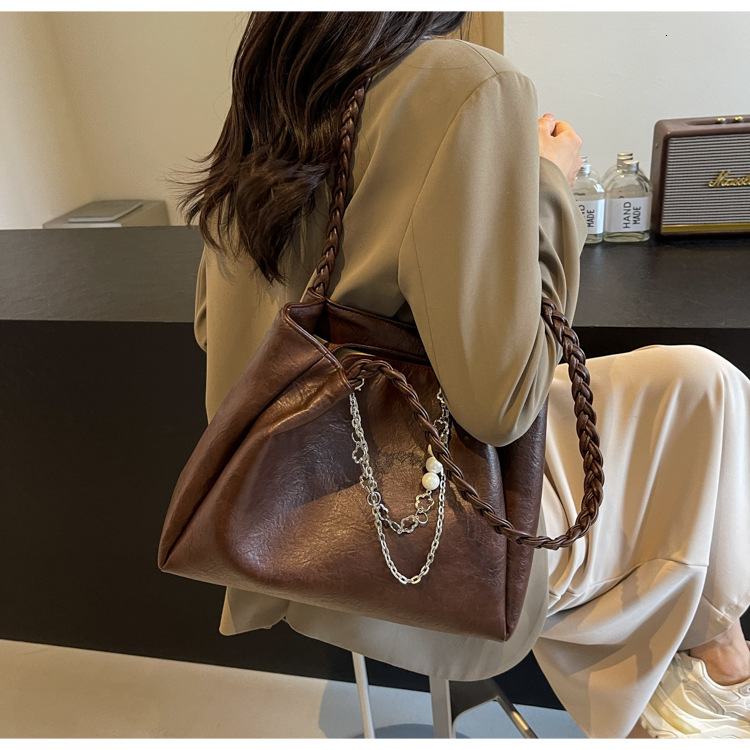 Vintage Large Capacity Underarm Bag Autumn/Winter New Pearl Chain Texture Fashion Handbag Versatile Trendy Women's Shoulder Bag Luxury Designer B