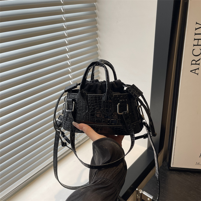 French niche design mini handbag winter new fashion retro texture design trendy women's shoulder bag elegant luxury designer bag