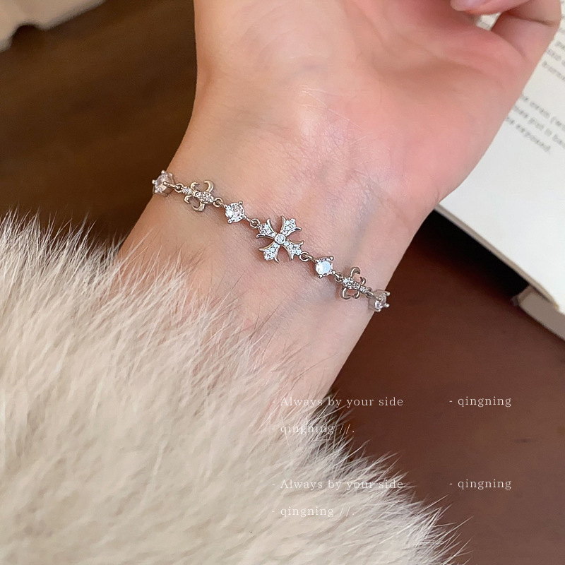 High-Value Minimalist Cross Bracelet Light Niche Exquisite High-End Feel Adjustable Pull Chain Women's Jewelry Z260313
