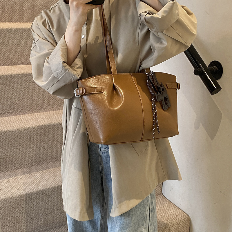 Free shipping designer bag Niche Underarm Bag for Women Autumn New Fashion Tote Bag High-End Commuter Handbag