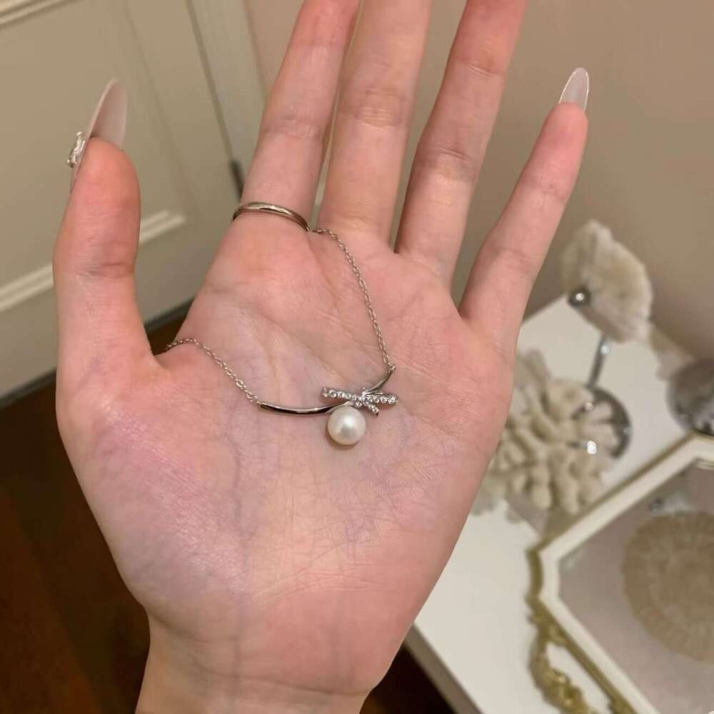 Pendant Necklace Designer Exquisite Sweet Freshwater Pearl Necklace for Women Smile Bowknot Gentle Temperament Collarbone Chain Trendy