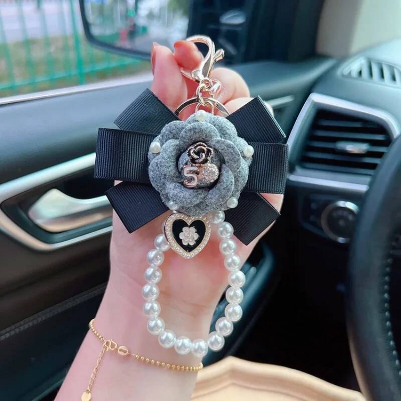 Creative thread with camellia keychain, pearl chainfashionable European and American style, personalized bag decoration pendant