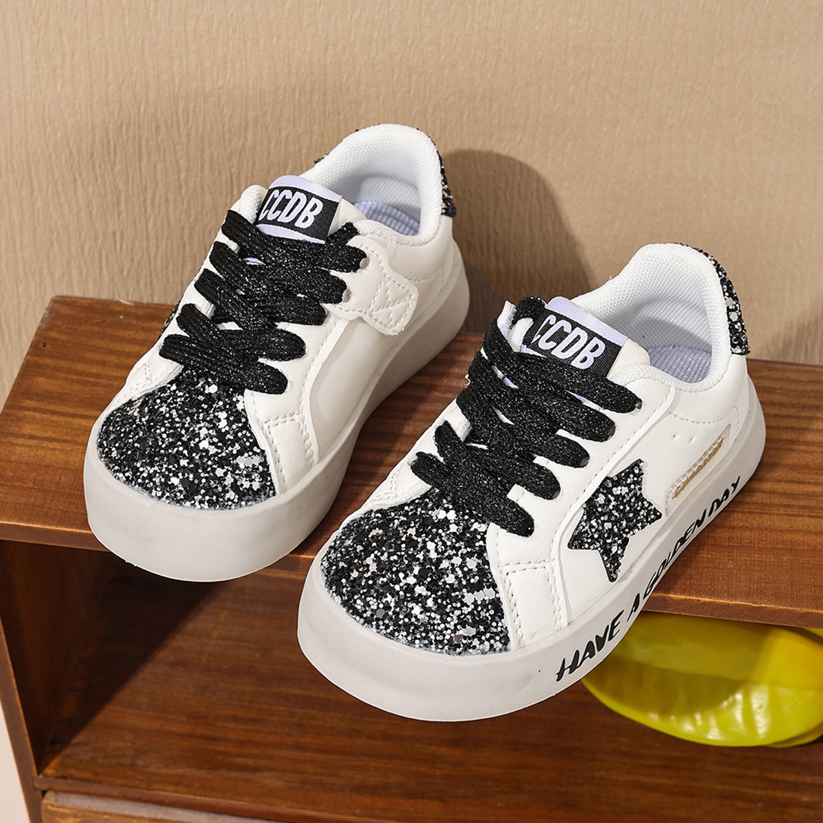 Designer Shoes 2025 Autumn New Style Little Girl Soft-soled Casual Shoes Fashion Sequined star White Sneakers Anti-slip board shoes Free shipping