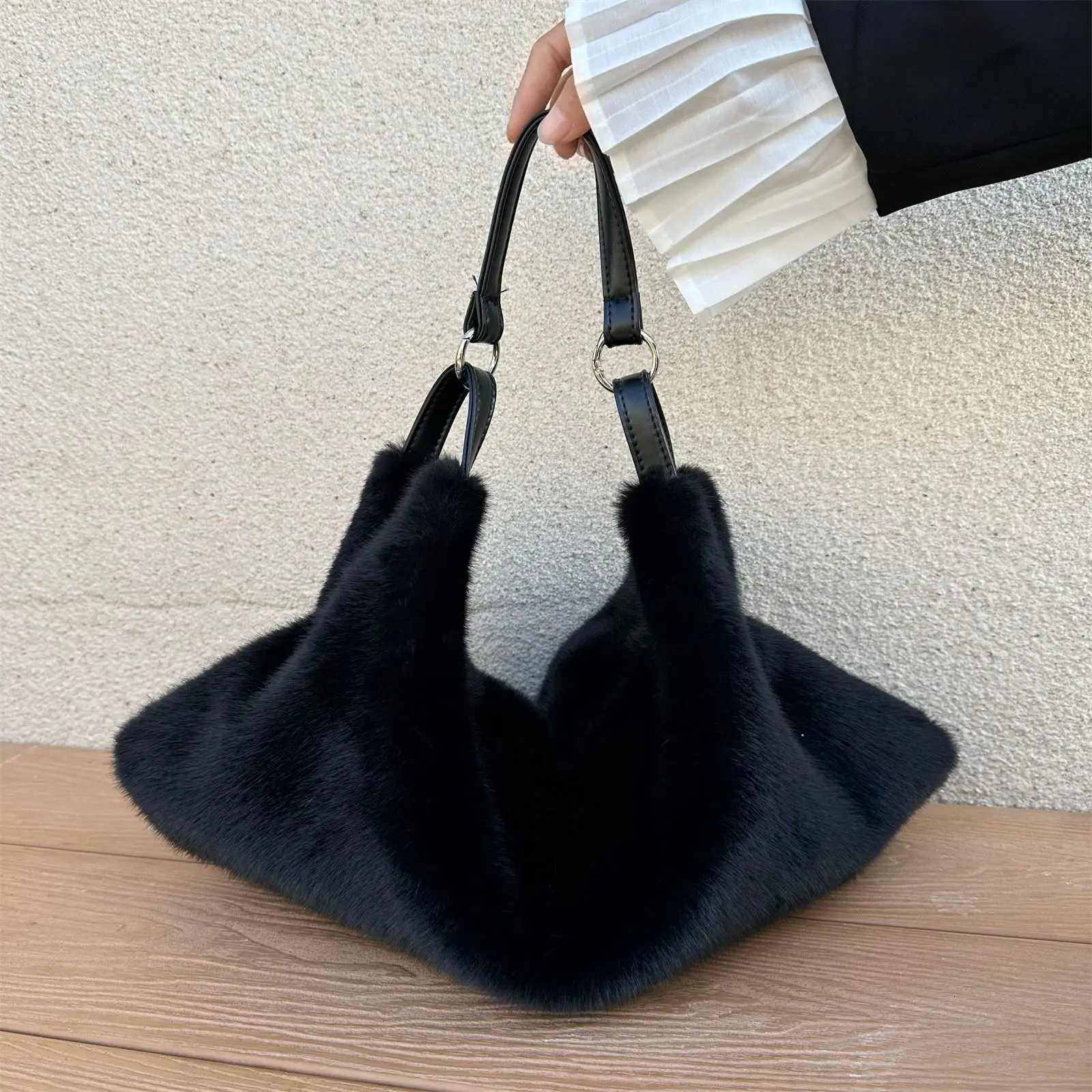 Womens Plush Crossbody Bag Single Shoulder Handbag Large Capacity Casual Autumn Winter Fur Bag Fashionable AllMatch Bag Y251027