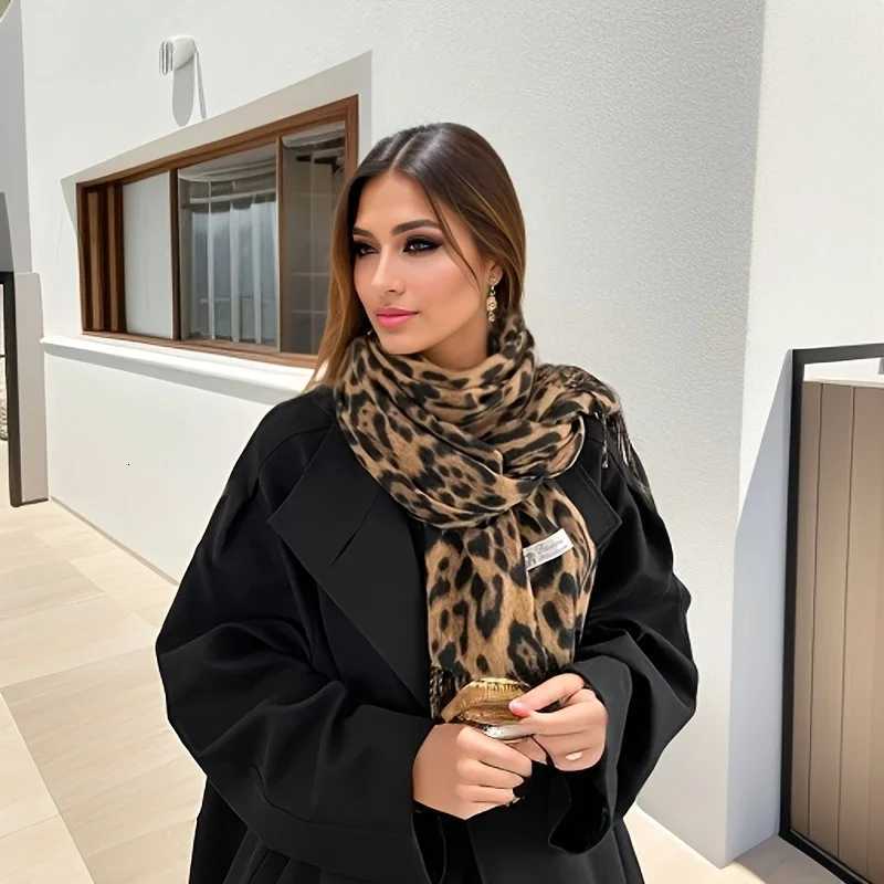 Retro opard Scarf Wens Autumn Winter ic Tassel Shawl 2025 Hot Warmth SexinW251027