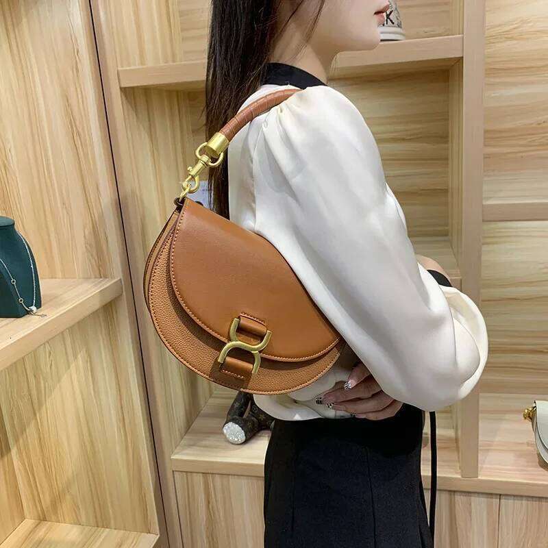 Genuine Leather Handbag for Women, Small Underarm Saddle Moon Tooth Shoulder Bag, Fashionable, Medium Hardness, Shell Shape