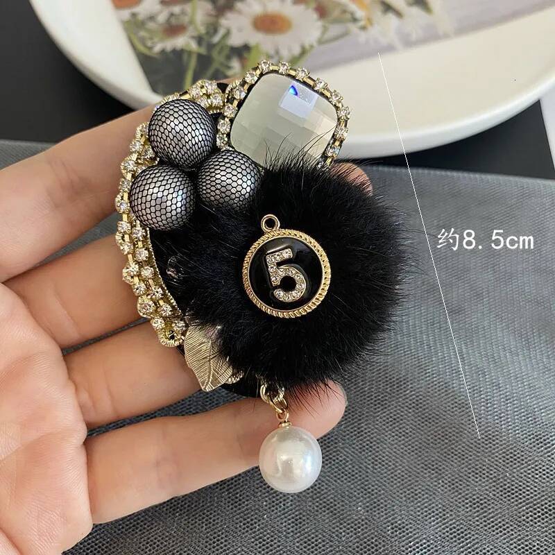 Vintage brooch accessory with pearl rhinestone mink fur badge pin buckle autumn and winter clothing corsage
