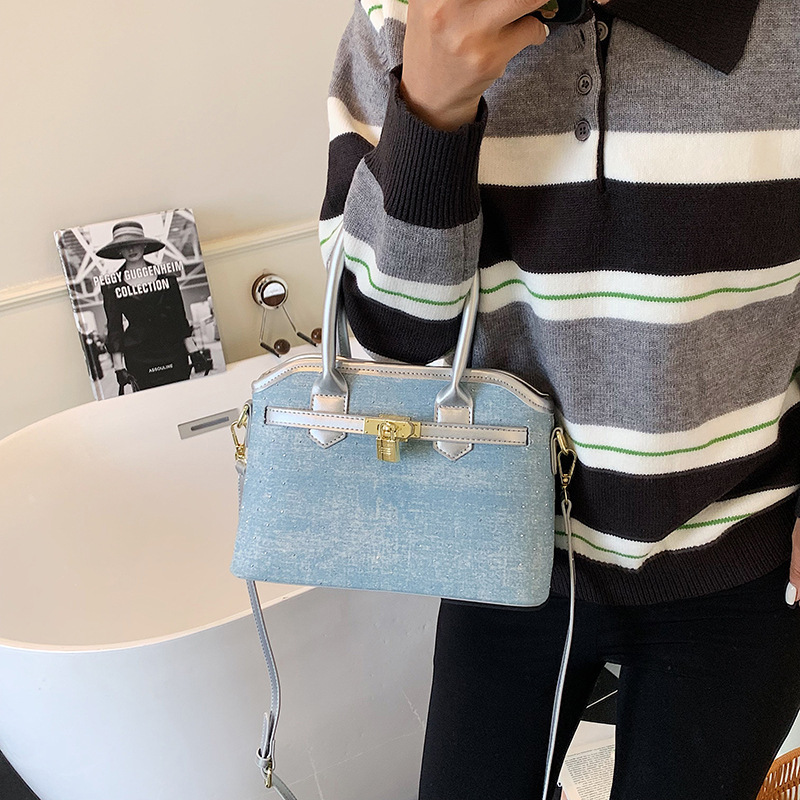 Free shipping designer bag High-Value Crossbody Bag for Women New Fashionable Versatile Handbag with a Sense of Sophistication Large Capacity Commuter