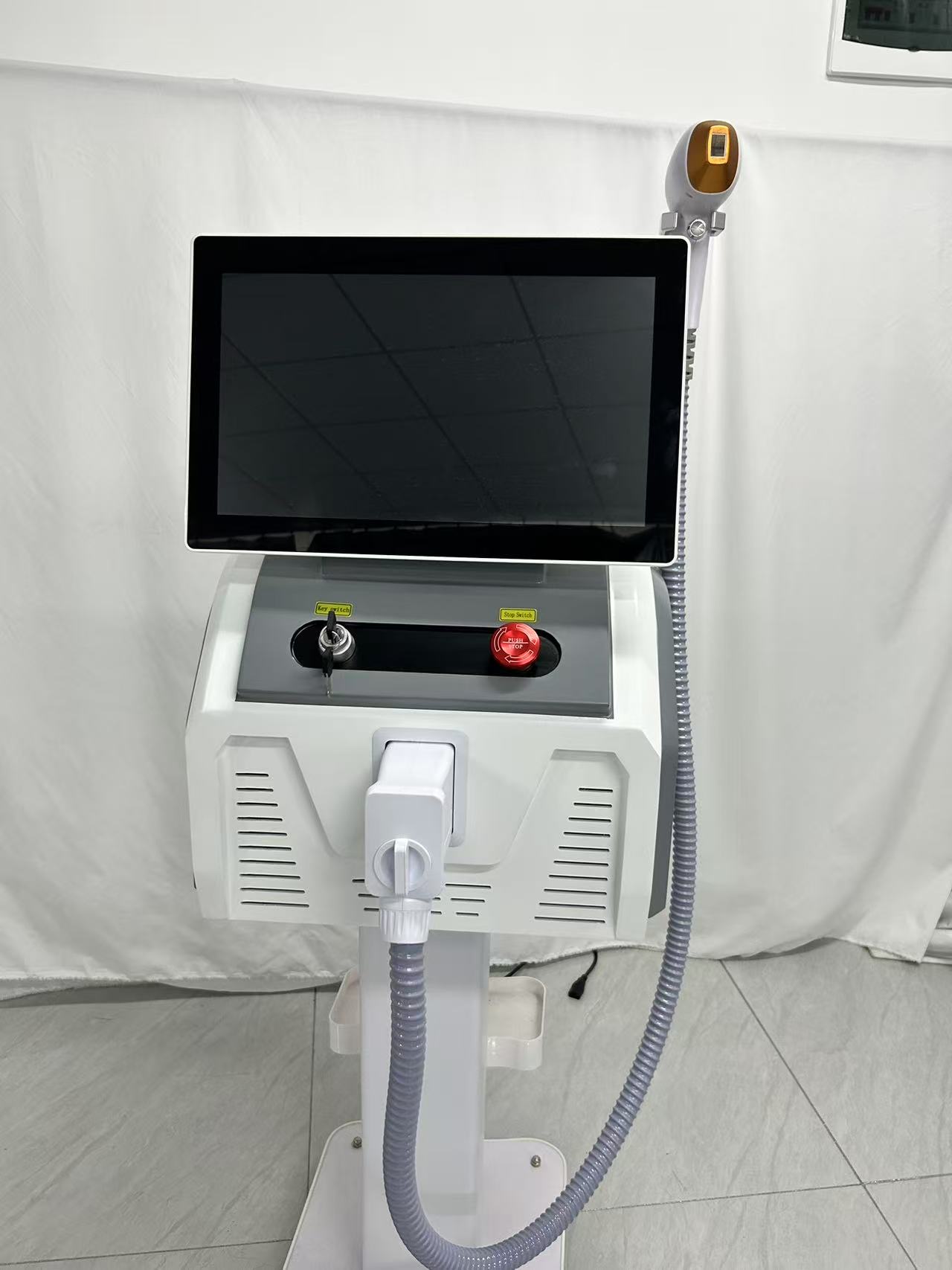 Professional 808nm Diode Laser Hair Removal Device With Cooling Technology Ice Tip Painless Treatment For Women and Men Body Face