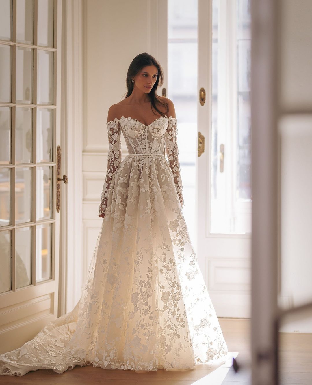 Elegant Flower Lace Wedding Dresses A Line Off Shoulder Bridal Gowns Long Sleeves Sweep Train Custom Made Garden Castle Dresses