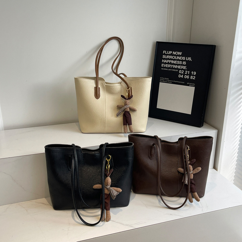 Free shipping designer bag Autumn and Winter Large Capacity Commuting Tote Bag Women Fashion Niche Versatile Shoulder Bag