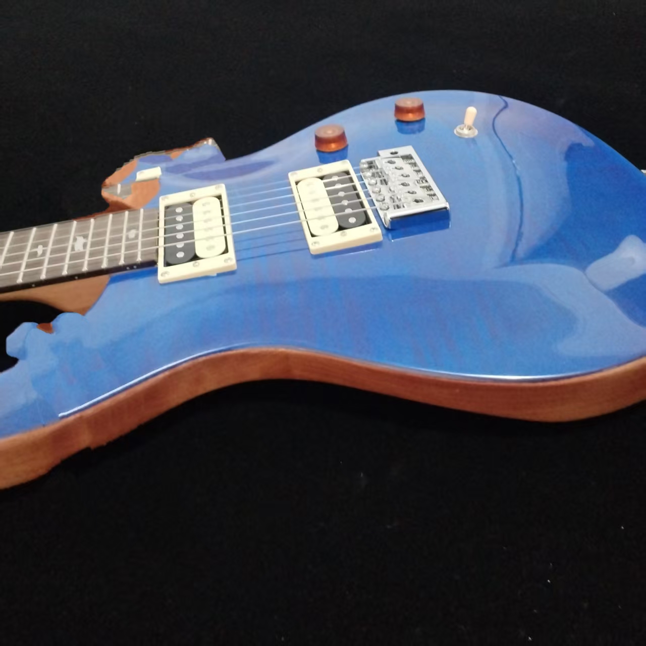 Purple tiger-patterned design, electric guitar with a rosewood body; the sound is rich and full; for more details and images, please contact customer 