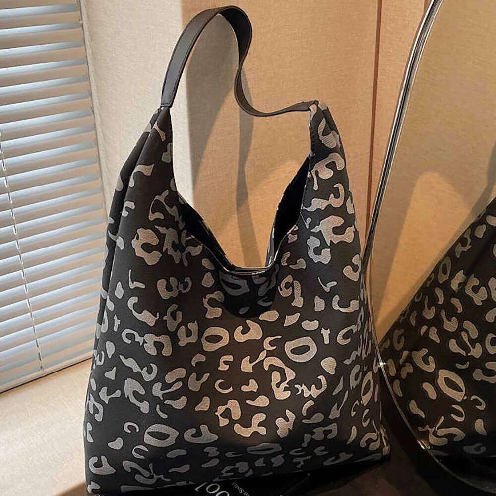 Designer Luxury Large Capacity Casual Canvas Totes For Women Leopard Print Fashion Shoulder Bags Versatile Outdoors Commuting Underarm Bag