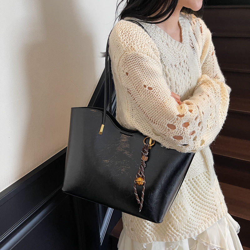 Free shipping designer bag Tote Bag New Large Capacity Versatile Shoulder Bag for Women Niche High-End Trendy Commuter Bag