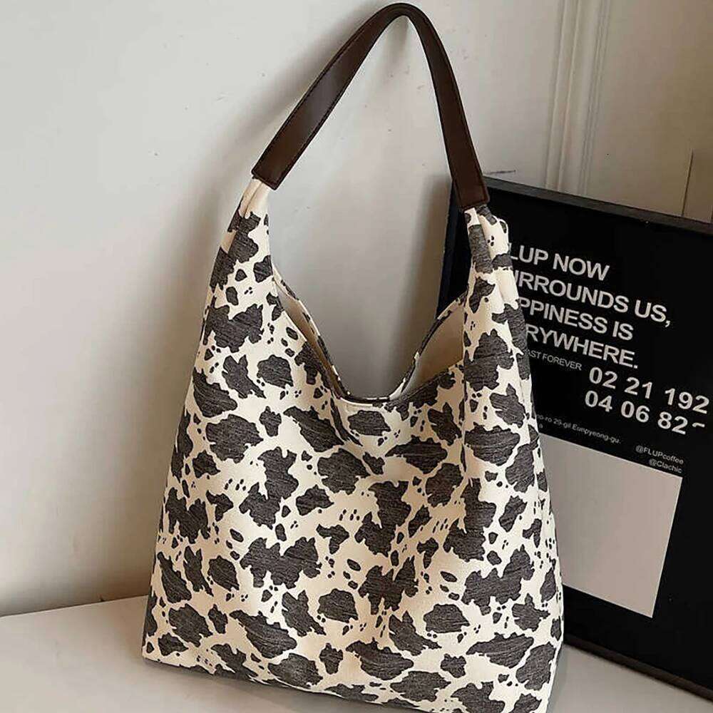 Designer Luxury Large Capacity Casual Canvas Totes For Women Leopard Print Fashion Shoulder Bags Versatile Outdoors Commuting Underarm Bag