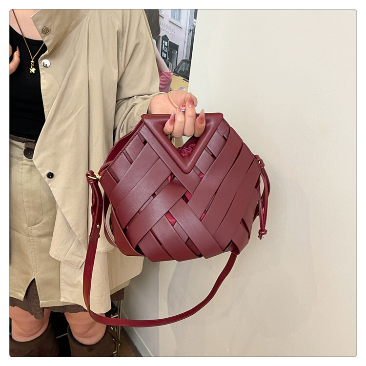 Korean woven design with hollowed out splicing design handbag, winter new fashion trend triangle clip bag, women's shoulder bag, luxury designer 
