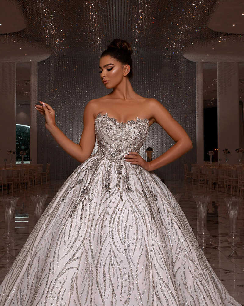 Gorgeous Rhinestones Ball Gown Wedding Dress Sequined Beads Bride Robe Customized Sweetheart Neck Bridal Gown