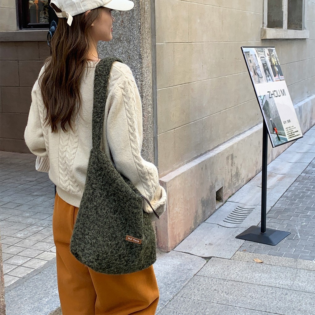 Designer's autumn and winter new soft plush bucket bag, single shoulder crossbody bag, large capacity double-sided cloth bag